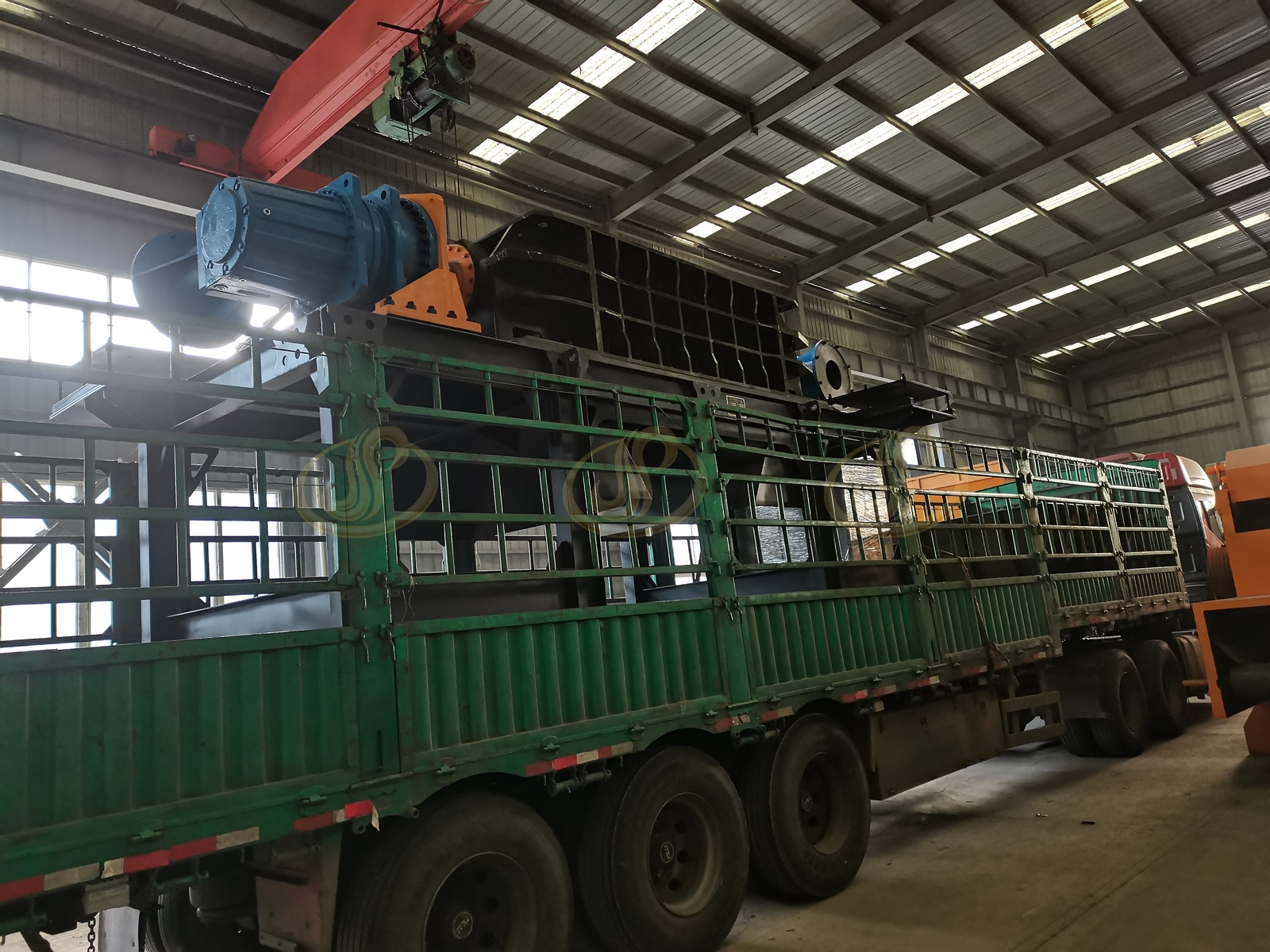 郑州金鹏双轴撕碎机现场怎么用，复杂废料怎么粗破减容