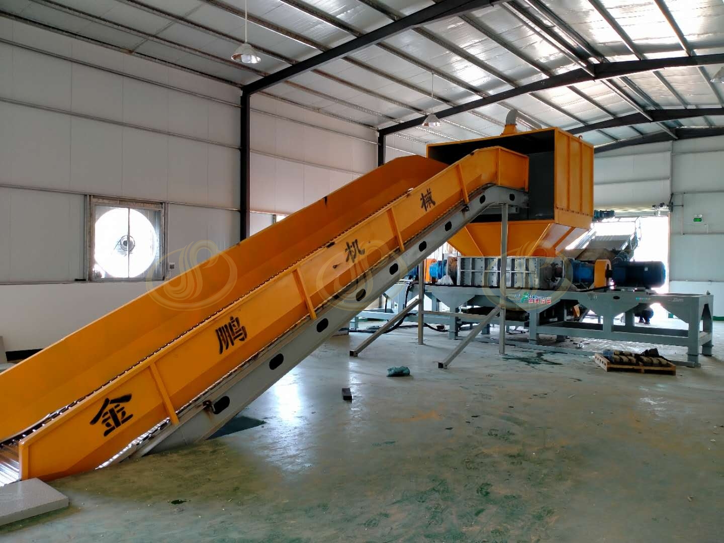 郑州金鹏双轴破碎机在工业固废粗破减容中的剪切逻辑与选型要点