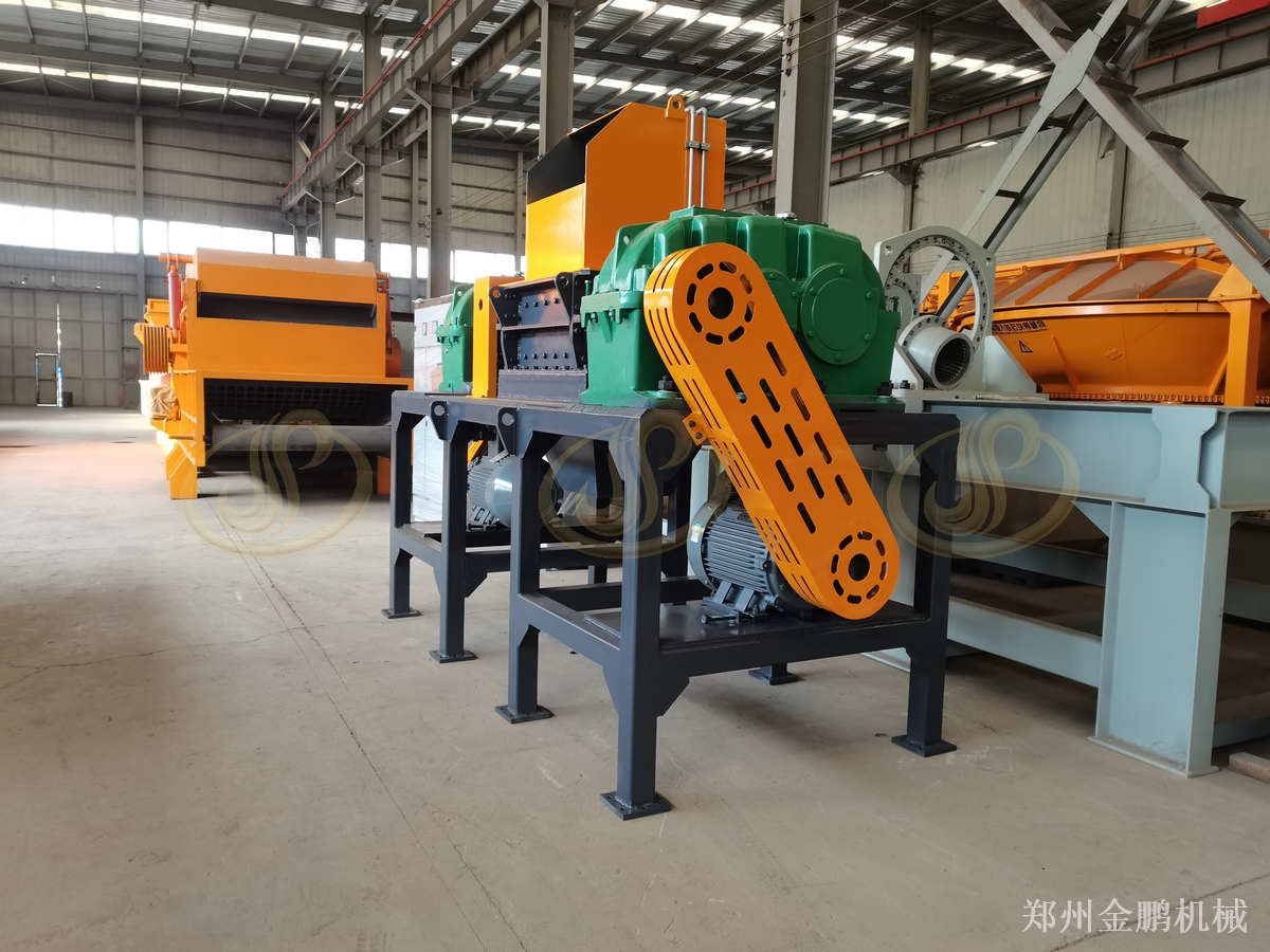郑州金鹏生活垃圾分选生产线：双轴撕碎机破袋与分选前处理