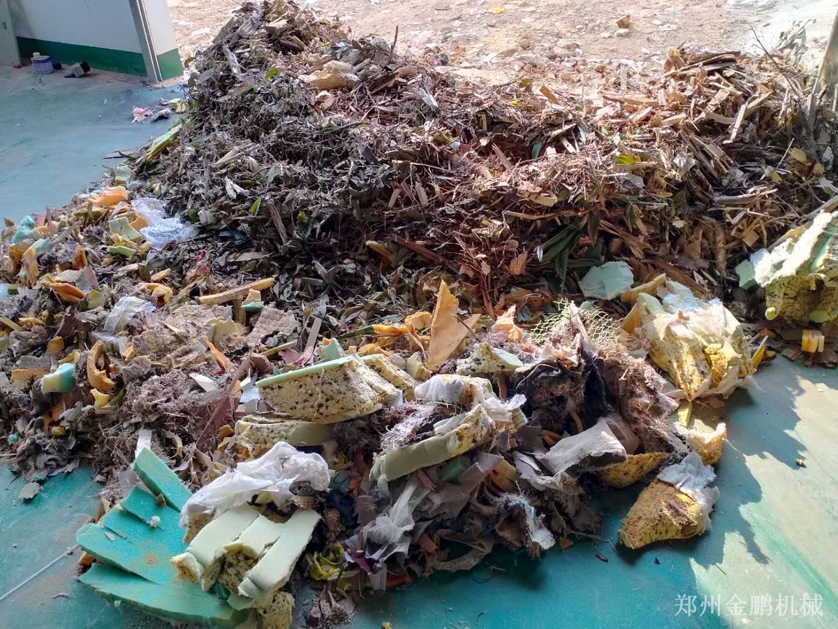 郑州金鹏城市固废垃圾处理设备：混合垃圾破袋与粗破工艺衔接