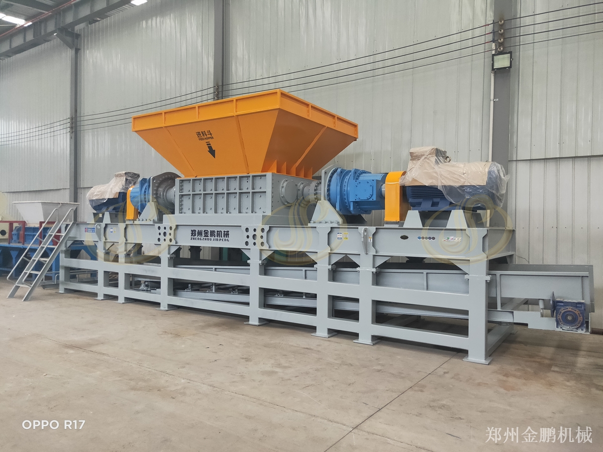 郑州金鹏破碎废轮胎设备：双轴撕碎机在轮胎粗破中的应用配置