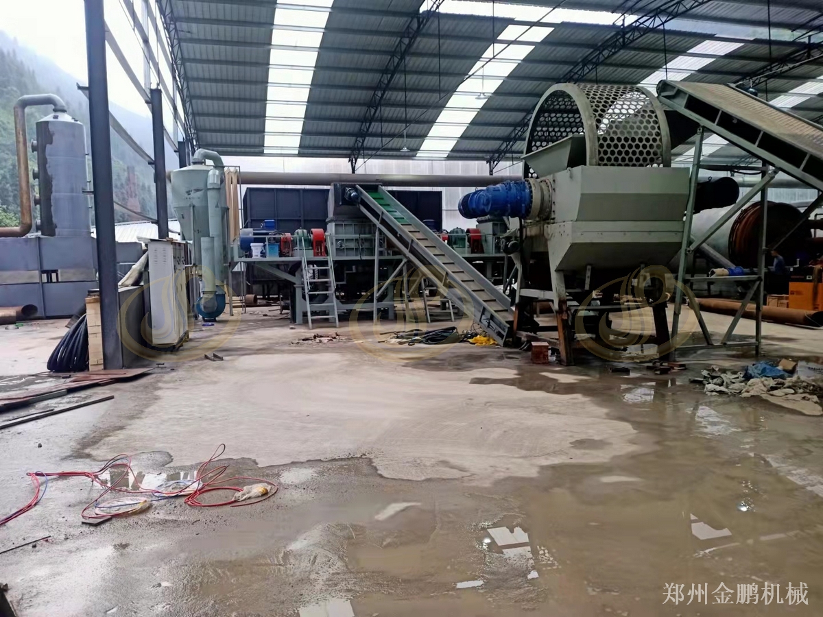郑州金鹏轮胎粉碎生产线：轮胎回收预处理与出料状态控制