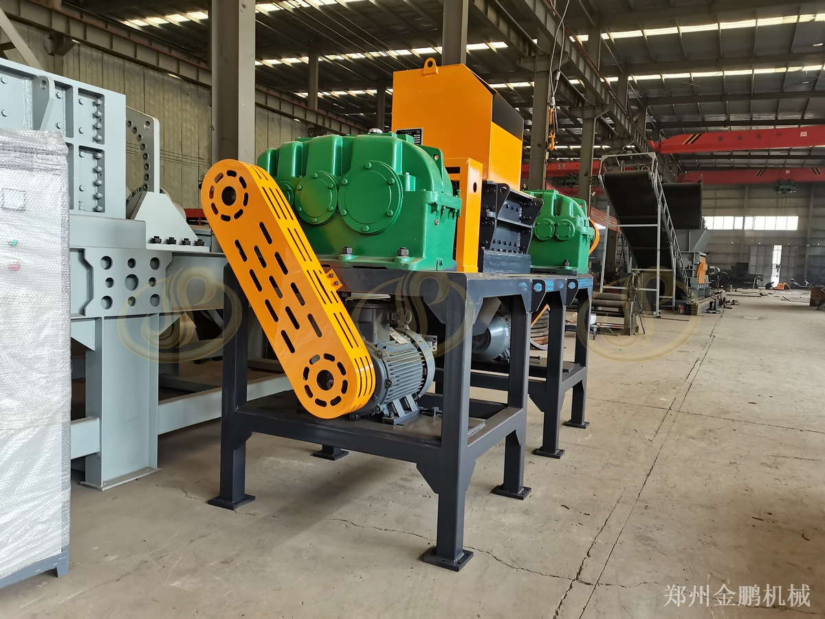 工业园区固废批量撕碎：郑州金鹏双轴工业固废撕碎机说明